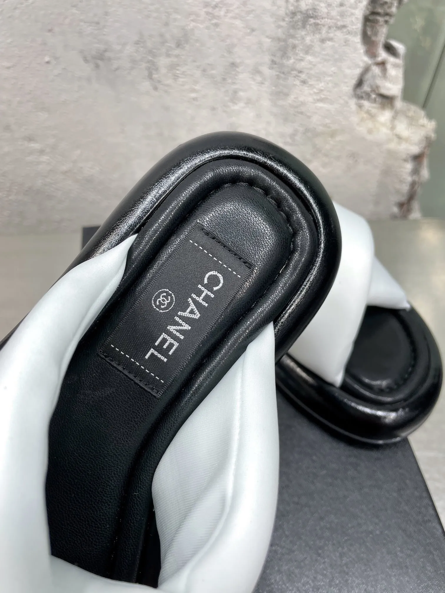 👟👟Ex-factory price 360👟👟 Chanel new summer Mier cross slippers bread sandals beach sandals original purchase and development production Xiaoxiang 2022 new summer slippers Chubby bread flip-flops are very popular this season Thick soles with super thick padding are like stepping on bread or clouds ☁️ Super strong wrapping feeling! Exquisite packaging at the delivery counter 🛍📦 Fabric: Original customized imported Lycra Lining: Original customized soft velvet lining Sole: Exclusive molded ultra-light foam outsole Thickness: 3CM▪️Size: 35-40